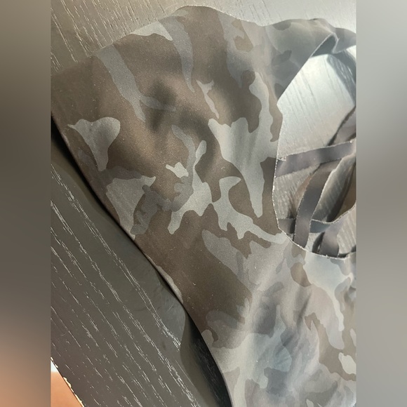 Lululemon Seamless Raw Edge Sports Bra in Deep Coal Camo (SIZE 2) - Picture 2 of 6